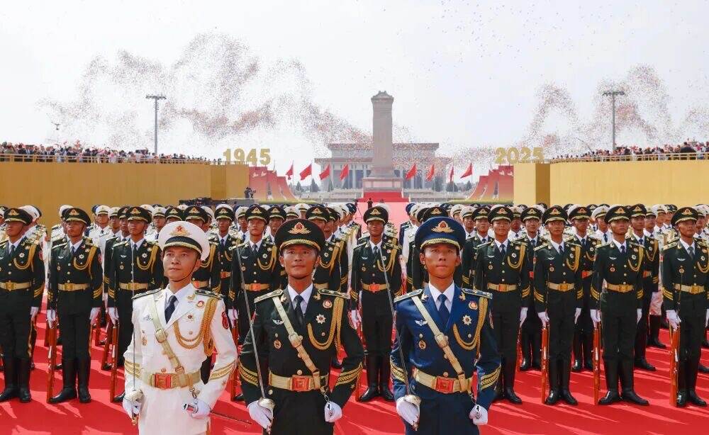 中华儿女多奇志 不爱红装爱武装